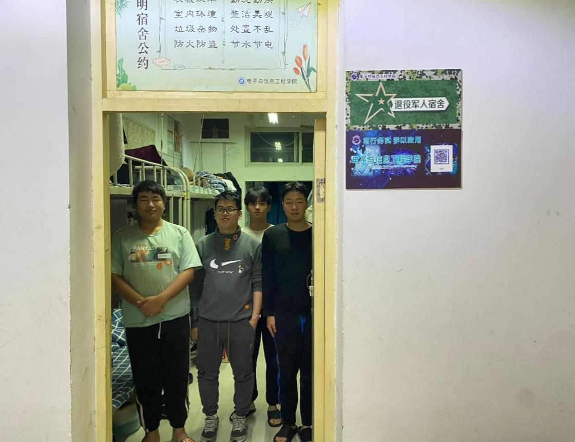 男人和女人站在门旁边中度可信度描述已自动生成 男人和女人站在门旁边中度可信度描述已自动生成