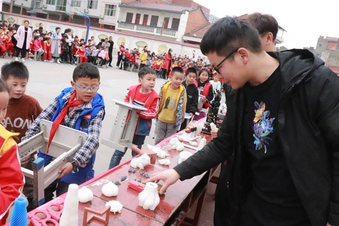 说明: F:\科技下乡\PP电子游戏平台网站送科技进校园_五里小学\IMG_8532.JPG